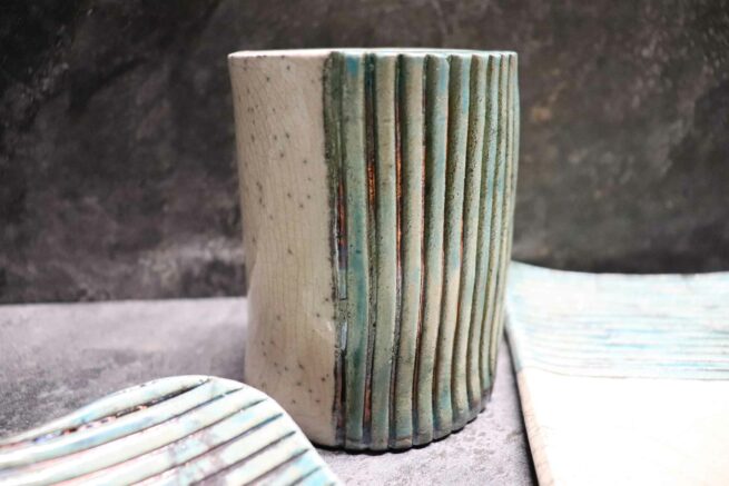 Tris arredo bagno in ceramica raku bianco craquelé con accenti turchese